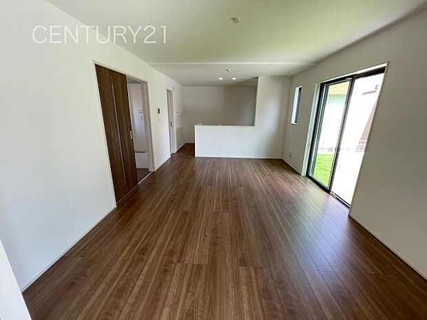 大きいソファーがおける広々リビング