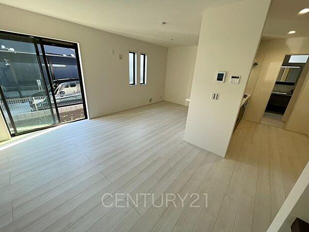 大きいソファーがおける広々リビング