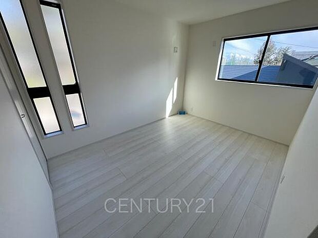 2面採光の明るい洋室です。