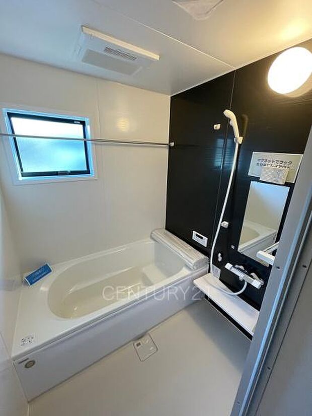 ゆったりと寛げる大型バスタブ。足を伸ばしたまま入浴可能です。浴室乾燥機付きで天候が悪い日でも洗濯をして衣類を乾燥させることができます。