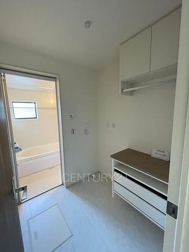 毎日の着替え・タオルなどを仕舞える便利な収納付きです。