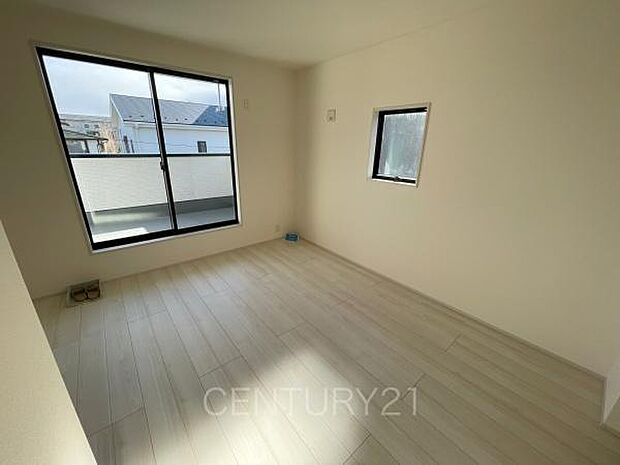 2面採光の明るい洋室です。