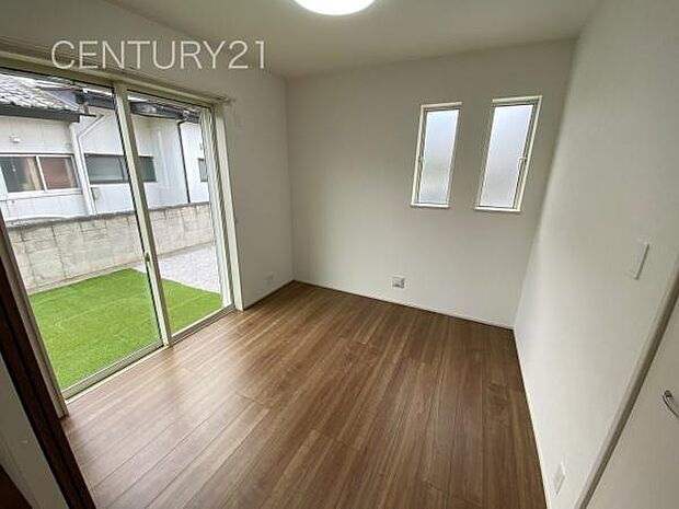 2面採光の明るい洋室です。