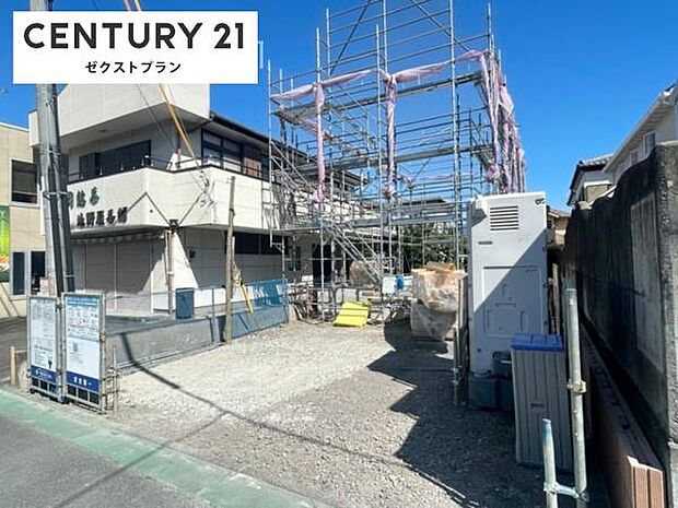 並列駐車可能な駐車場スペースです。