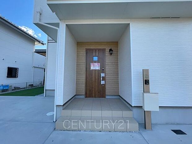 スマートキー付きの玄関。鍵を探すことなくドアの開閉が可能です。郵便物を守る鍵付きポストです。インターホンは録画機能付きで防犯面に優れます。