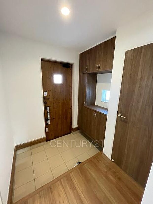 シューズボックス付きの玄関です。上部も収納付きで多くの収納が可能です。