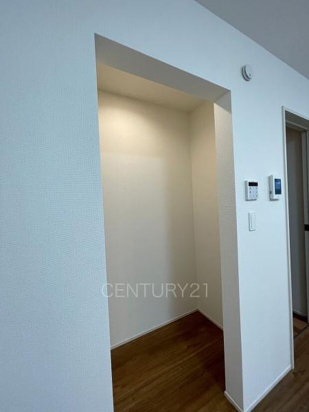 キッチン横に食材等の収納に便利な収納スペース付き。