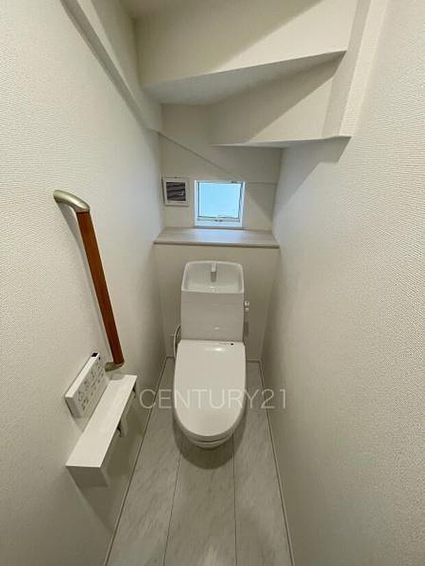 1階トレイです。温水シャワー洗浄機能付きです。手摺り付きです。