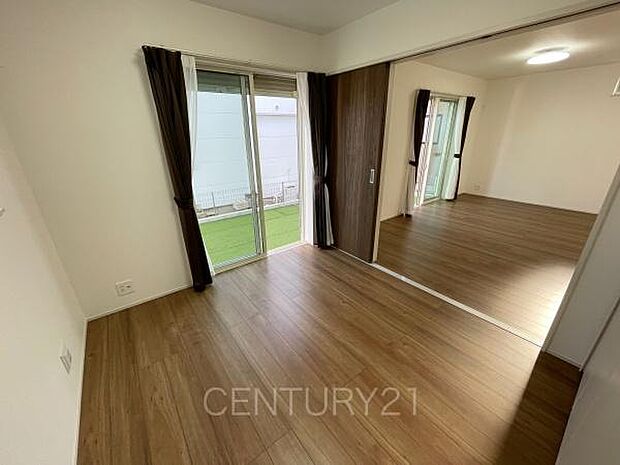 リビングと続き間で開放感があります。引き戸で簡単に仕切れますので状況に合わせた使い方ができます。