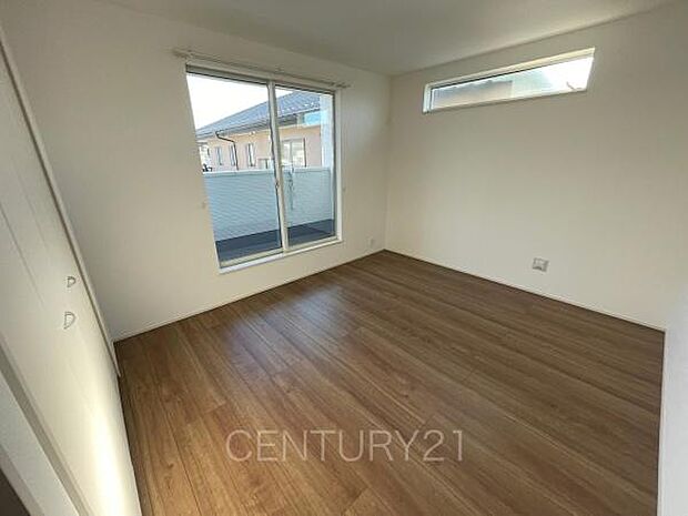 2面採光の明るい洋室です。