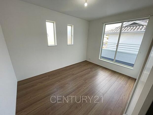 2面採光の明るい洋室です。