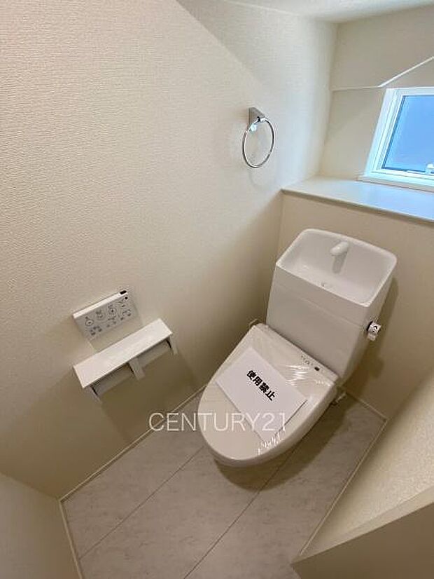 1階トレイです。温水シャワー洗浄機能付きです。