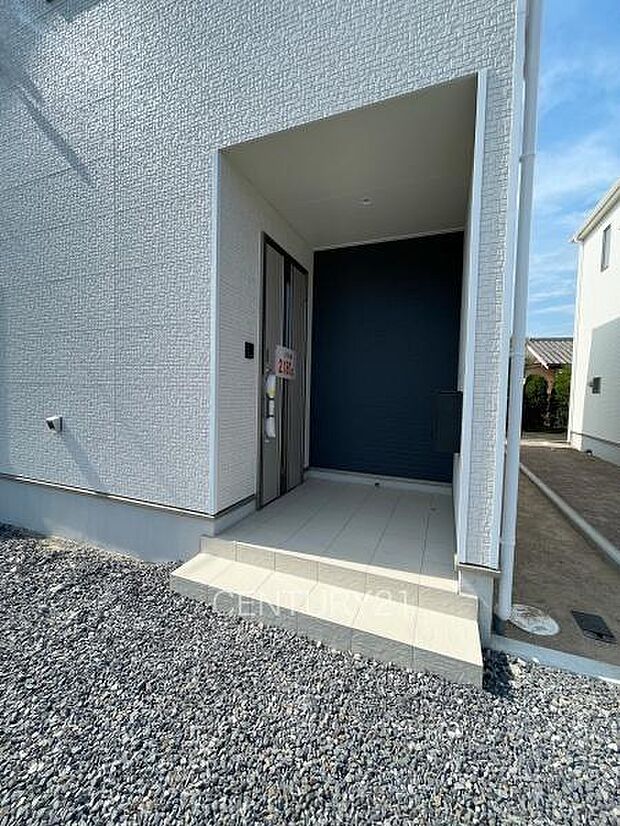 スマートキー付きの玄関。鍵を探すことなくドアの開閉が可能です。郵便物を守る鍵付きポストです。インターホンは録画機能付きで防犯面に優れます。