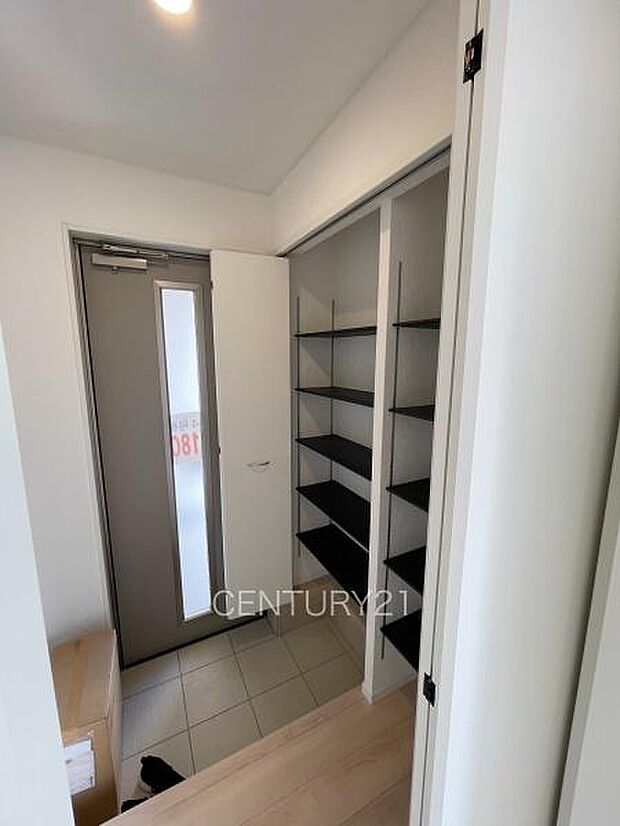 高さ調整可能な棚付きで、沢山の収納が可能です。