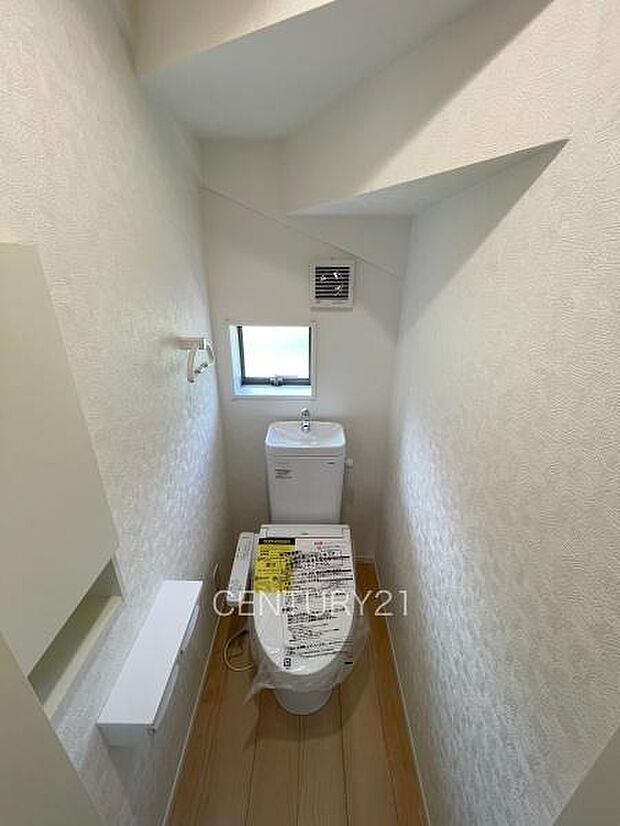 1階トレイです。温水シャワー洗浄機能付きです。