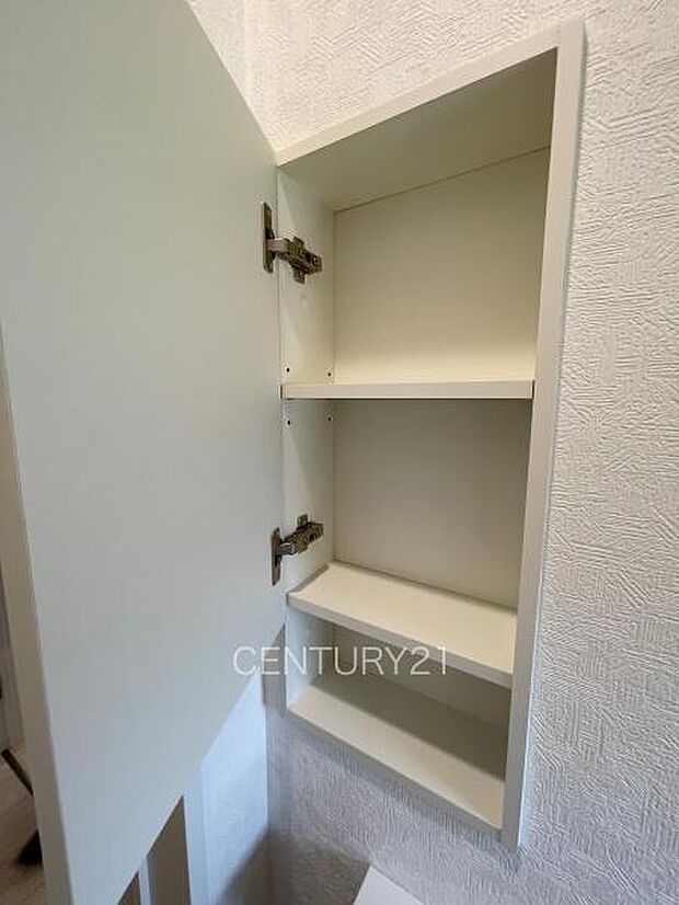 1階トイレ壁部分に埋め込み収納付き。ペーパーストックに便利です。