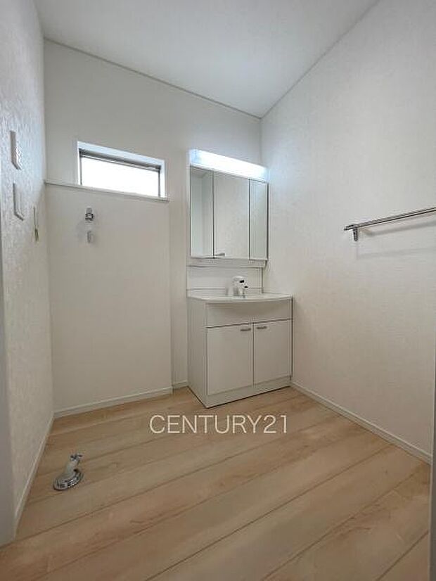 三面鏡付きの洗面台には鏡の裏に収納があり、すっきり片付けられます。洗髪も可能な伸縮機能つきシャワーヘッドです。