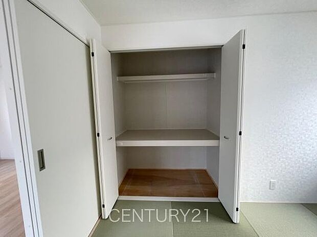 和室の収納はお布団も収納し易い仕切り棚付きです。