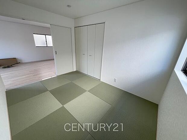 和室はLDKと続き間で開放感があります。引き戸で簡単に仕切れますので状況に合わせた使い方ができます。