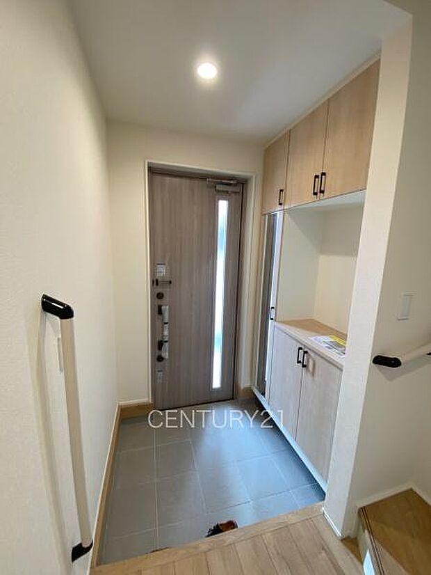 シューズボックス付きの玄関です。上部も収納付きで多くの収納が可能です。