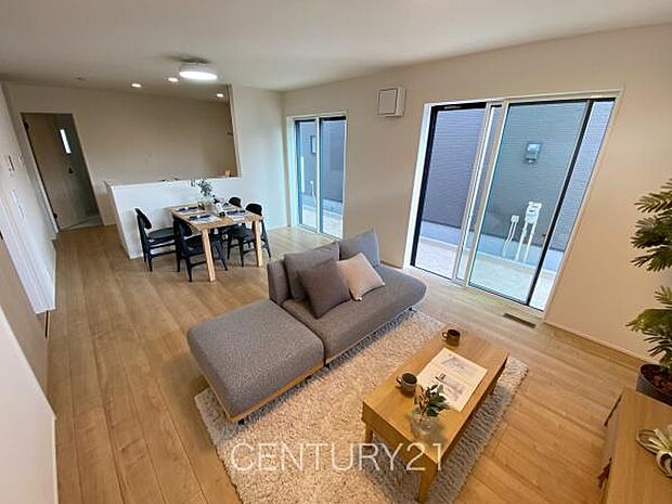 大きいソファーがおける広々リビング