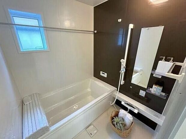 ゆったりと寛げる大型バスタブ。足を伸ばしたまま入浴可能です。浴室乾燥機付きで天候が悪い日でも洗濯をして衣類を乾燥させることができます。