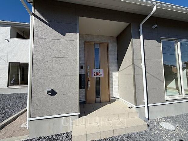 スマートキー付きの玄関。鍵を探すことなくドアの開閉が可能です。郵便物を守る鍵付きポストです。インターホンは録画機能付きで防犯面に優れます。