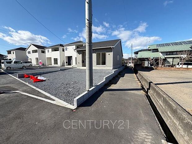 並列駐車可能な駐車場スペースです。