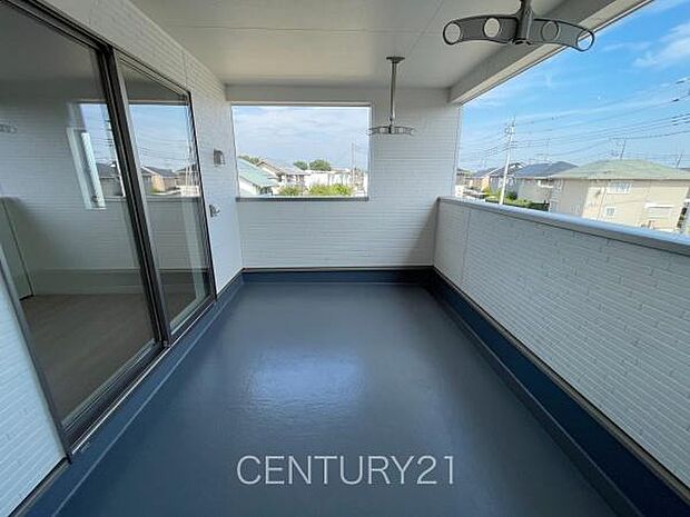 天井付きバルコニーは急な雨にも安心。干した洗濯物や布団が外壁に干渉しづらい、天井吊り下げ式の物干し金具付き。