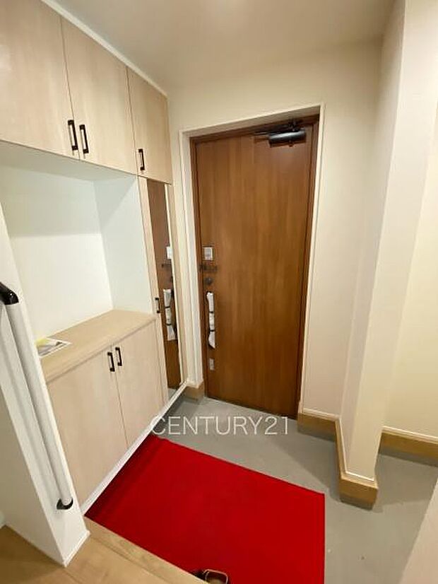 シューズボックス付きの玄関です。上部も収納付きで多くの収納が可能です。