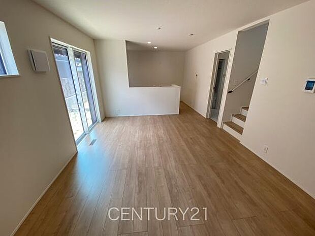 大きいソファーがおける広々リビング