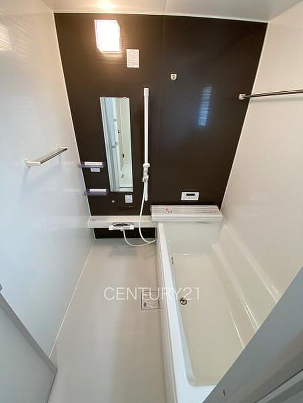 ゆったりと寛げる大型バスタブ。足を伸ばしたまま入浴可能です。浴室乾燥機付きで天候が悪い日でも洗濯をして衣類を乾燥させることができます。