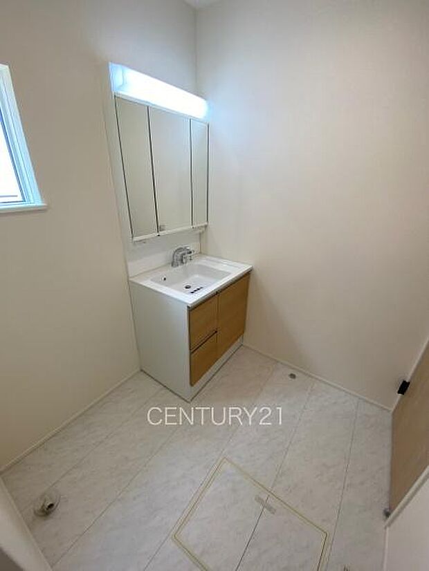 三面鏡付きの洗面台には鏡の裏に収納があり、すっきり片付けられます。洗髪も可能な伸縮機能つきシャワーヘッドです。