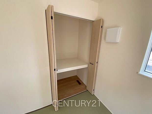 和室の収納はお布団も収納し易い仕切り棚付きです。