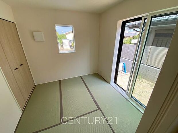 和室はLDKと続き間で開放感があります。引き戸で簡単に仕切れますので状況に合わせた使い方ができます。