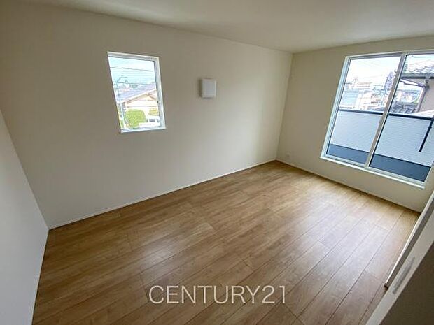 2面採光の明るい洋室です。