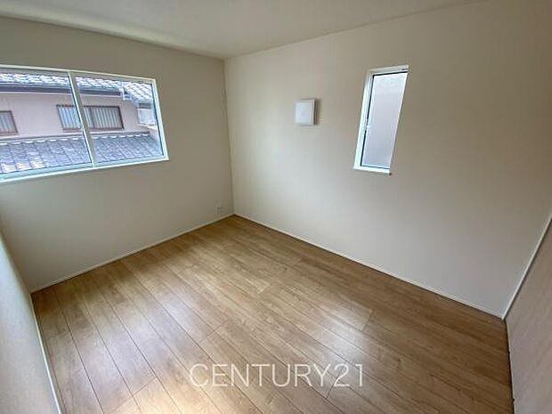 2面採光の明るい洋室です。