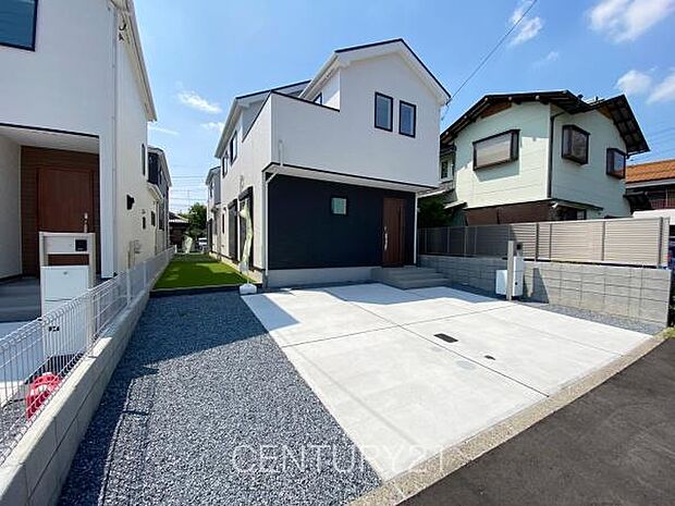 並列駐車可能な駐車場スペースです。