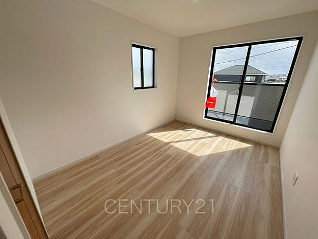 2面採光の明るい洋室です。