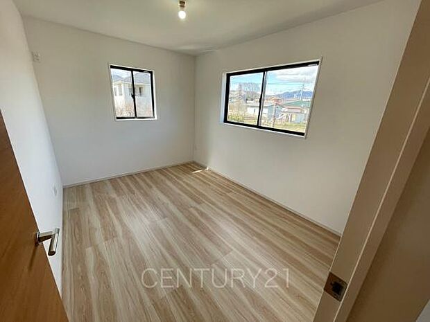 2面採光の明るい洋室です。