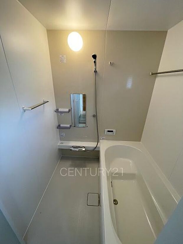 ゆったりと寛げる大型バスタブ。足を伸ばしたまま入浴可能です。浴室乾燥機付きで天候が悪い日でも洗濯をして衣類を乾燥させることができます。