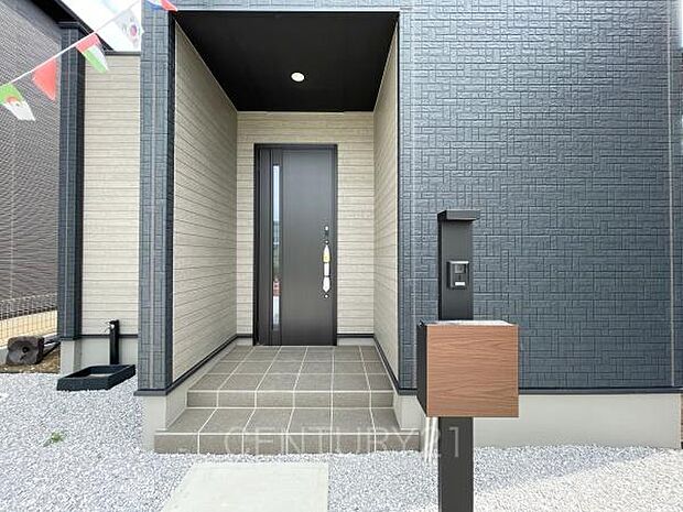 スマートキー付きの玄関。鍵を探すことなくドアの開閉が可能です。郵便物を守る鍵付きポストです。インターホンは録画機能付きで防犯面に優れます。