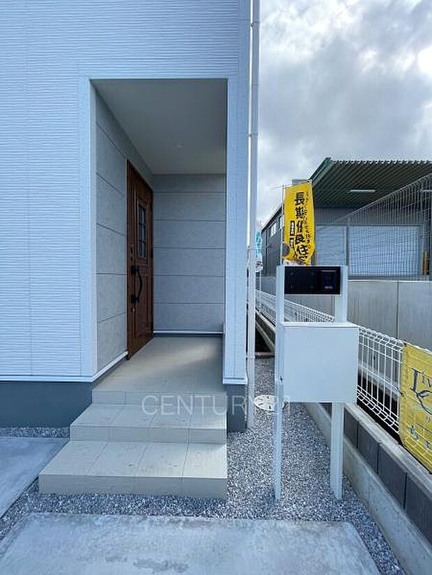 スマートキー付きの玄関。鍵を探すことなくドアの開閉が可能です。郵便物を守る鍵付きポストです。インターホンは録画機能付きで防犯面に優れます。