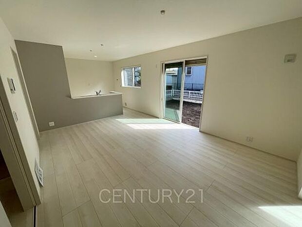 大きいソファーがおける広々リビング