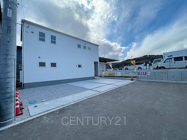 並列駐車可能な駐車場スペースです。