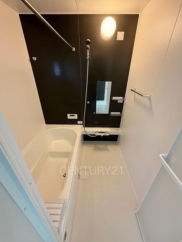 ゆったりと寛げる大型バスタブ。足を伸ばしたまま入浴可能です。浴室乾燥機付きで天候が悪い日でも洗濯をして衣類を乾燥させることができます。