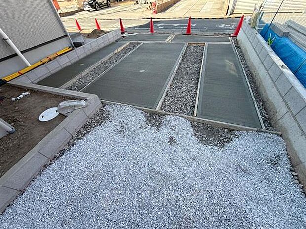 並列駐車可能な駐車場スペースです。