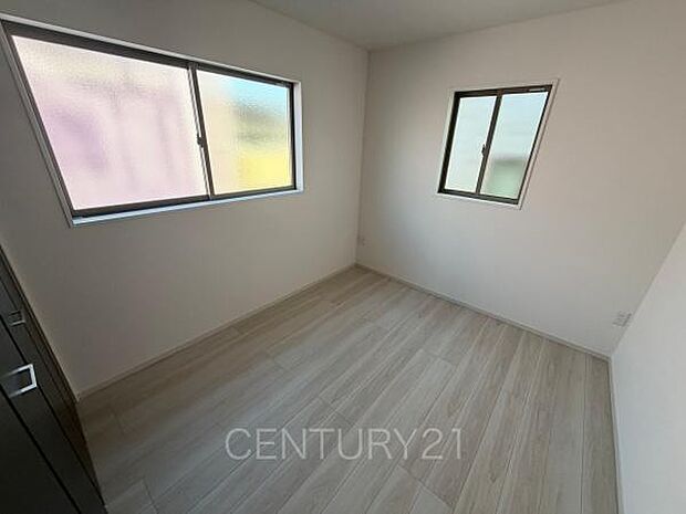 2面採光の明るい洋室です。