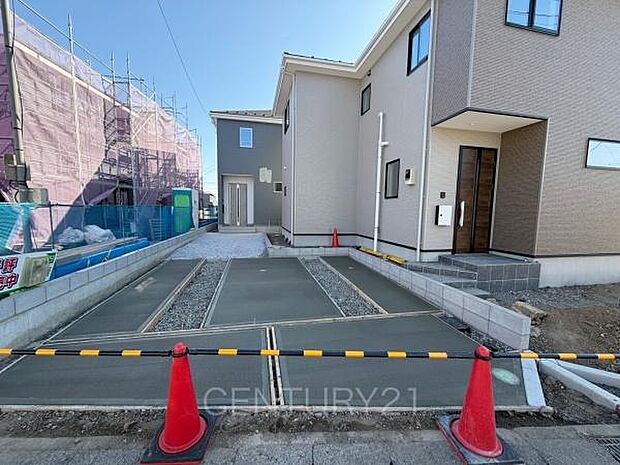 通行者から目線が合いづらい立地条件です。