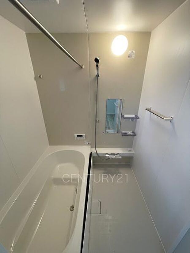 ゆったりと寛げる大型バスタブ。足を伸ばしたまま入浴可能です。浴室乾燥機付きで天候が悪い日でも洗濯をして衣類を乾燥させることができます。